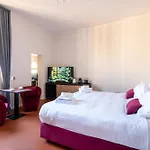Pensión Aldrovandi And With Private Garden 3*